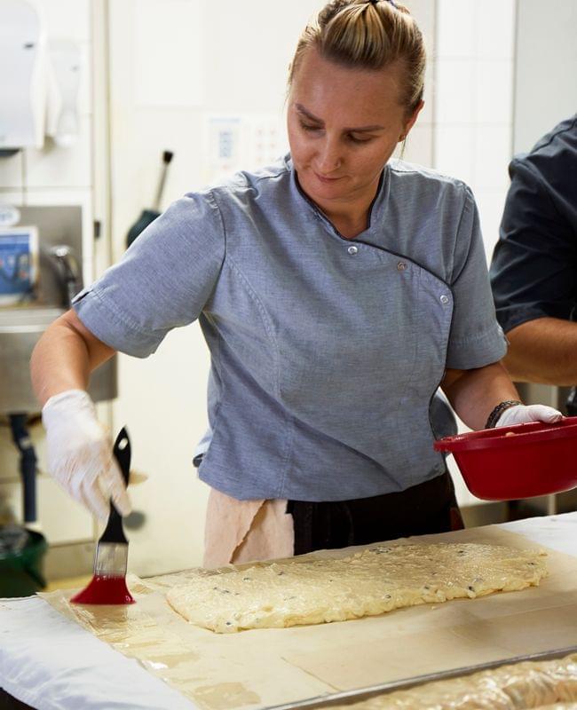 Ioanna beim Strudel machen