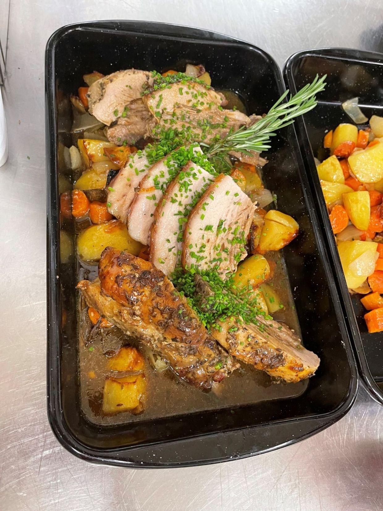 Bratl vom Schweinsschopf mit Semmelknödel und Sauerkraut